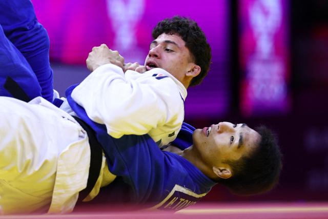 France's Dayyan Boulemtafes (white) competes against Australia's Kohsei Toyoshima in the men's under 73 kg round of 32 at the World Judo Championships in Baku on October 6, 2026. (Photo by Anne-Christine POUJOULAT / AFP)