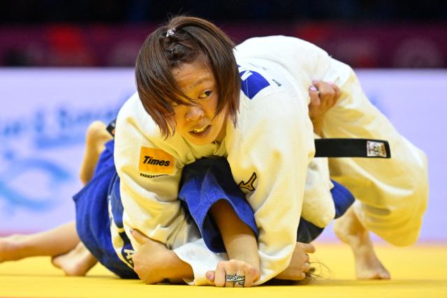 Japan's Momo Tamaoki (white) competes against Britain's Acelya Toprak in the women's under 57 kg round of 32 at the World Judo Championships in Baku on October 6, 2026. (Photo by Alexander NEMENOV / AFP)