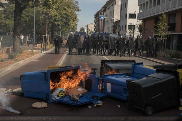 Riot police march towards protesters during a demonstration of high-school students as part of a nationwide protest movement over learning conditions in Toulouse, on October 6, 2026. Since late September, pupils have barred the entrances to hundreds of schools, complaining of teacher absences, overloaded timetables, dilapidated classrooms and buildings ill-adapted to rising temperatures, among other grievances. (Photo by Ed JONES / AFP)