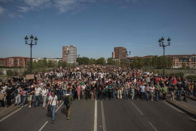 Protesters march during a demonstration of high-school students as part of a nationwide protest movement over learning conditions in Toulouse, on October 6, 2026. Since late September, pupils have barred the entrances to hundreds of schools, complaining of teacher absences, overloaded timetables, dilapidated classrooms and buildings ill-adapted to rising temperatures, among other grievances. (Photo by Ed JONES / AFP)