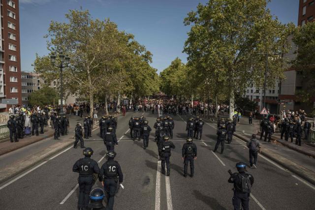 Riot police stand before protesters during a demonstration of high-school students as part of a nationwide protest movement over learning conditions in Toulouse, on October 6, 2026. Since late September, pupils have barred the entrances to hundreds of schools, complaining of teacher absences, overloaded timetables, dilapidated classrooms and buildings ill-adapted to rising temperatures, among other grievances. (Photo by Ed JONES / AFP)