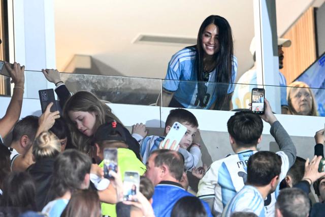 Antonela Roccuzzo, wife of Argentina's forward Lionel Messi, greets fans ahead of the international friendly football match between Argentina and Benin at the Mas Monumental stadium in Buenos Aires on October 6, 2026. Argentines will bid farewell to Lionel Messi with a huge "thank you" themed send-off in Buenos Aires, where the legendary captain will end his more-than-two-decade international career with a friendly against Benin. (Photo by Luis ROBAYO / AFP)