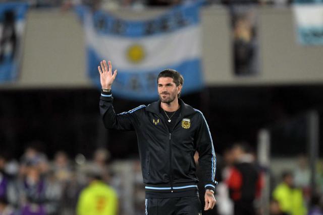 de Argentina's midfielder  Rodrigo De Paul waves ahead of the international friendly football match between Argentina and Benin at the Mas Monumental stadium in Buenos Aires on October 6, 2026. (Photo by JUAN MABROMATA / AFP)