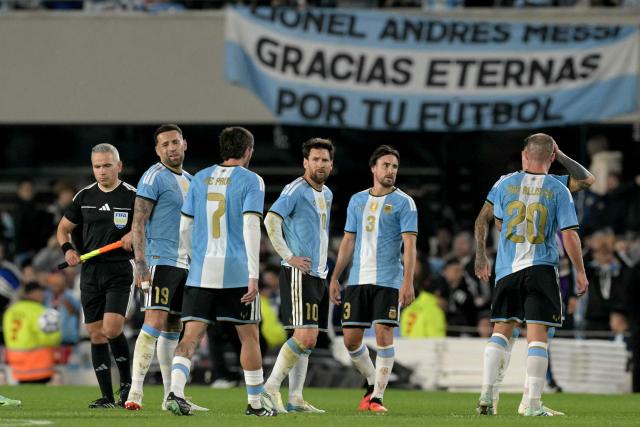 Argentina's forward #10 Lionel Messi and his teammates leave the pitch at the end of the first half of the international friendly football match between Argentina and Benin at the Mas Monumental stadium in Buenos Aires on October 6, 2026. (Photo by JUAN MABROMATA / AFP)