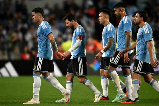 Argentina's forward #10 Lionel Messi (2nd-L) and teammtes leave the pitch at the halftime of the international friendly football match between Argentina and Benin at the Mas Monumental stadium in Buenos Aires on October 6, 2026. (Photo by Luis ROBAYO / AFP)