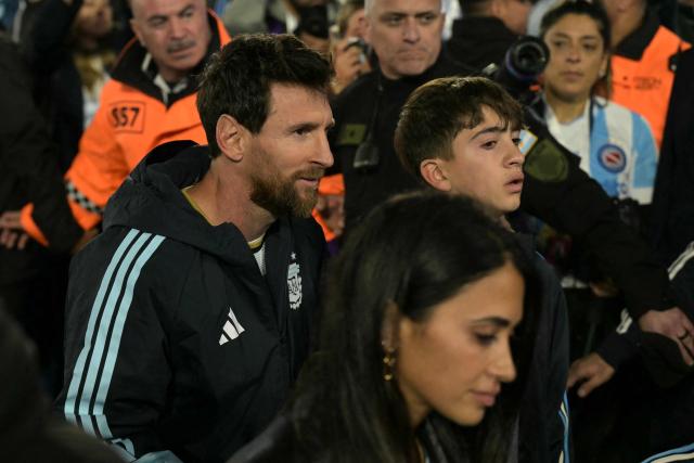 Argentina's forward #10 Lionel Messi, his wife Antonela Rocuzzo and their son Thiago leave the pitch following the international friendly football match between Argentina and Benin at the Mas Monumental stadium in Buenos Aires on October 6, 2026. (Photo by JUAN MABROMATA / AFP)