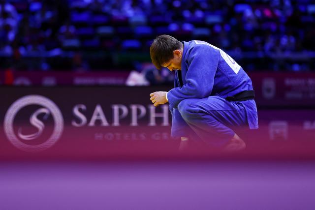 Moldova's Petru Pelivan reacts after loosing to Italy's Manuel Parlati in the men's under 81 kg round of 64 at the World Judo Championships in Baku on October 7, 2026. (Photo by Anne-Christine POUJOULAT / AFP)