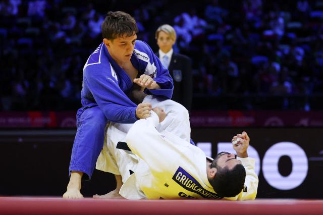 Georgia's Tato Grigalashvili  (white) competes against Serbia's Mihajlo Simin in the men's under 81 kg semi-final at the World Judo Championships in Baku on October 7, 2026. (Photo by Anne-Christine POUJOULAT / AFP)
