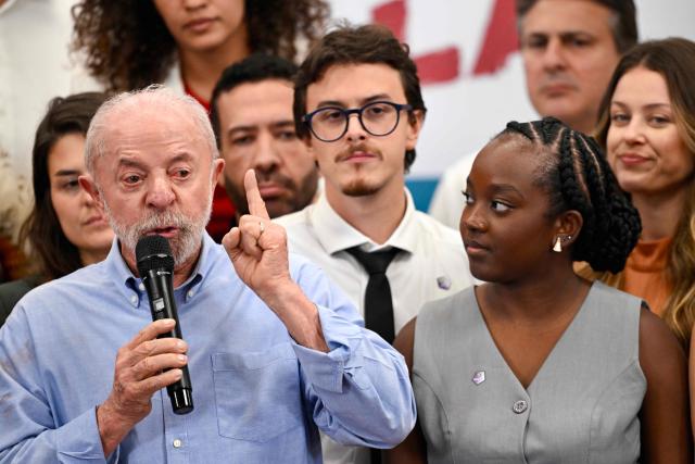 Brazil's President and re-election candidate Luiz Inacio Lula da Silva (L) speaks during a meeting with current and newly elected lawmakers at a hotel in Brasilia on October 7, 2026. (Photo by Evaristo Sa / AFP)