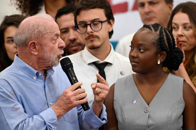 Brazil's President and re-election candidate Luiz Inacio Lula da Silva (L) speaks during a meeting with current and newly elected lawmakers at a hotel in Brasilia on October 7, 2026. (Photo by Evaristo Sa / AFP)
