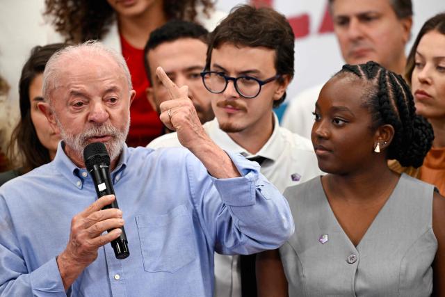 Brazil's President and re-election candidate Luiz Inacio Lula da Silva (L) speaks during a meeting with current and newly elected lawmakers at a hotel in Brasilia on October 7, 2026. (Photo by Evaristo Sa / AFP)