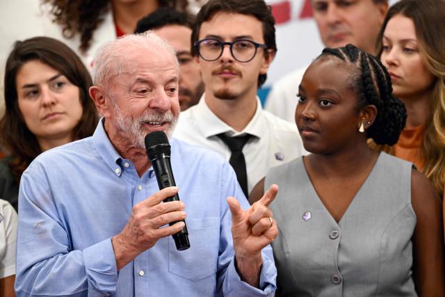 Brazil's President and re-election candidate Luiz Inacio Lula da Silva (L) speaks during a meeting with current and newly elected lawmakers at a hotel in Brasilia on October 7, 2026. (Photo by Evaristo Sa / AFP)