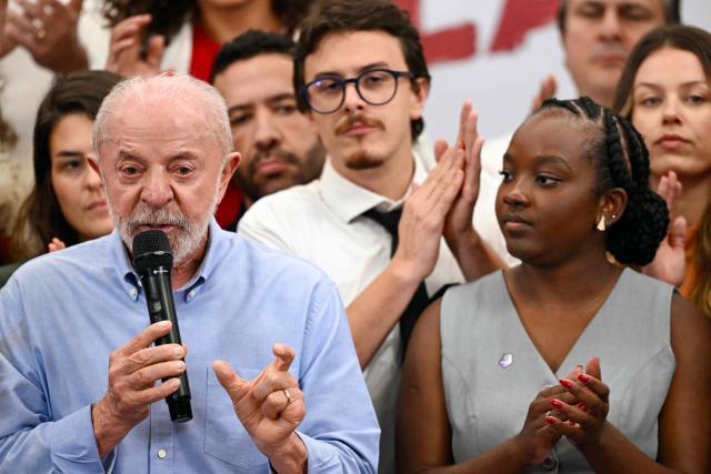Brazil's President and re-election candidate Luiz Inacio Lula da Silva (L) speaks during a meeting with current and newly elected lawmakers at a hotel in Brasilia on October 7, 2026. (Photo by Evaristo Sa / AFP)