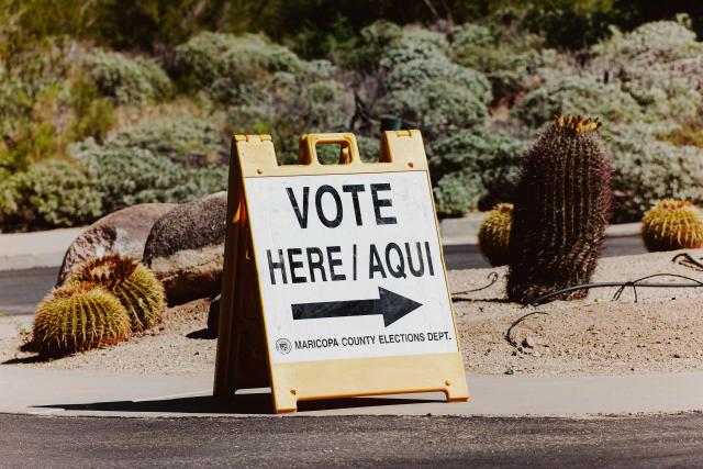 A sign points to a voting center in Scottsdale, Arizona, on October 7, 2026, on the first day of early voting for the midterm elections. (Photo by Olivier Touron / AFP)