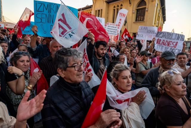 Protesters chant slogans against the goverment during a demonstration against Izmir mayor Cemil Tugay's defection to the ruling AKP party, in Izmir on October 7, 2026. More than 1,000 protesters gathered in Turkish opposition stronghold Izmir on Ocotber 6, 2026, angered by the defection of the city's mayor to President Recep Tayyip Erdogan's ruling AKP. The move was a huge symbolic victory for the Turkish leader, who has long wanted to control the secular resort city of 4.5 million people on Turkey's Aegean coast which has been held by the opposition for nearly 30 years. (Photo by Murat Kocabas / AFP)
