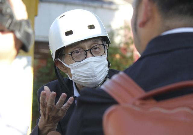 Japanese Nobel laureate Kenso Soai, wearing a bicycle helmet, speaks to the media in Shiki, Saitama prefecture on October 8, 2026. Japan's Kenso Soai and France's Henri Kagan on October 7 won the Nobel Prize in Chemistry for discovering how to manipulate forms of key molecules, a crucial breakthrough for drug manufacturing. (Photo by JIJI PRESS / AFP) / Japan OUT
