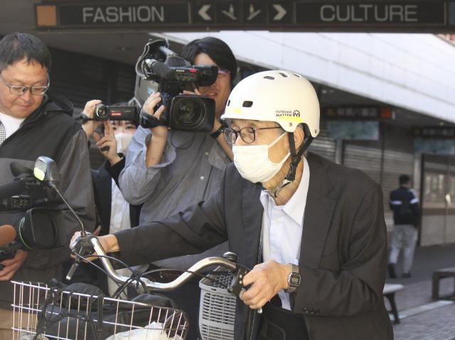 Japanese Nobel laureate Kenso Soai pushes his bicycle as he speaks to the media in Shiki, Saitama prefecture on October 8, 2026. Japan's Kenso Soai and France's Henri Kagan on October 7 won the Nobel Prize in Chemistry for discovering how to manipulate forms of key molecules, a crucial breakthrough for drug manufacturing. (Photo by JIJI PRESS / AFP) / Japan OUT