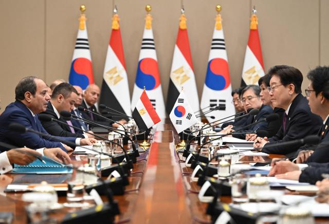 Egypt's President Abdel Fattah El-Sisi (L) talks with South Korea's President Lee Jae Myung (2nd R) during their meeting at the presidential Blue House in Seoul on October 8, 2026. (Photo by JUNG YEON-JE / POOL / AFP)