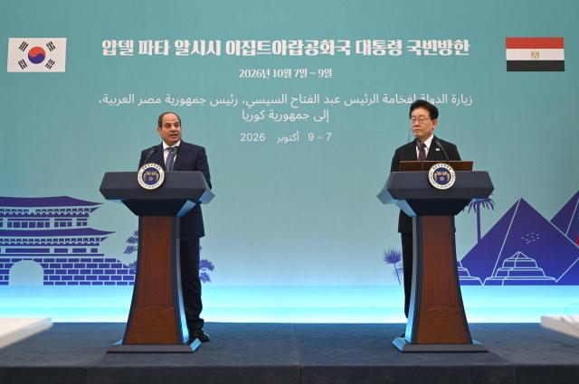 Egypt's President Abdel Fattah El-Sisi (L) and South Korea's President Lee Jae Myung (R) attend a joint press conference after their meeting at the presidential Blue House in Seoul on October 8, 2026. (Photo by JUNG YEON-JE / POOL / AFP)