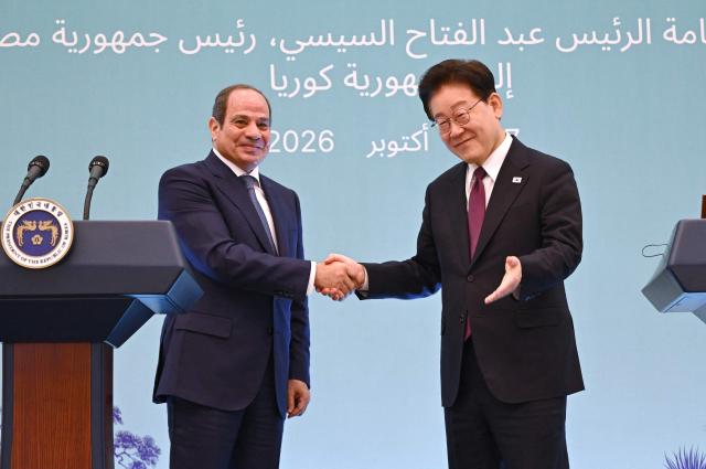 Egypt's President Abdel Fattah El-Sisi (L) shakes hands with South Korea's President Lee Jae Myung (R) during a joint press conference after their meeting at the presidential Blue House in Seoul on October 8, 2026. (Photo by JUNG YEON-JE / POOL / AFP)