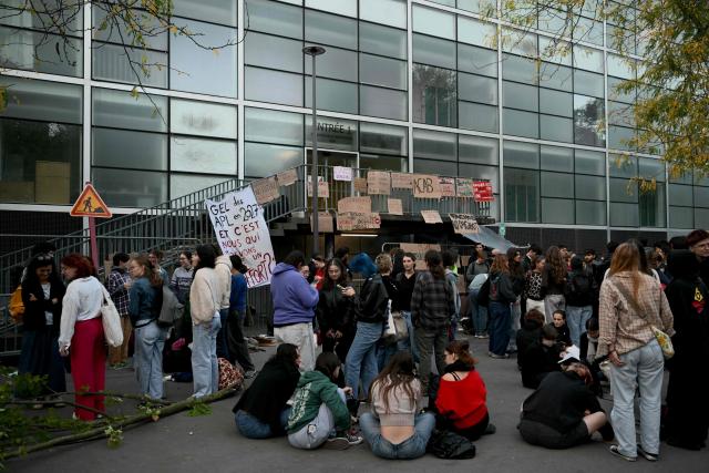 Students protesters hold placards as they gather for a blockade at the IUT Bordeaux Montaigne university institute of technology in Bordeaux, on October 8, 2026, as part of a nationwide protest movement over learning conditions. Since late September, pupils have barred the entrances to hundreds of schools, complaining of teacher absences, overloaded timetables, dilapidated classrooms and buildings ill-adapted to rising temperatures, among other grievances. (Photo by Philippe LOPEZ / AFP)