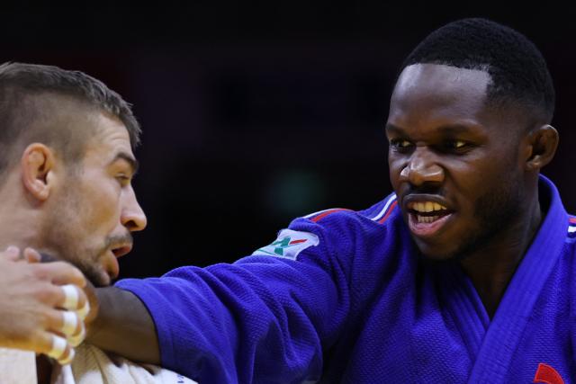 Czechia's David Klammert (white) competes against France's Maxime-Gael Ngayap Hambou in the men's under 90 kg round of 64 at the World Judo Championships in Baku on October 8, 2026. (Photo by Anne-Christine POUJOULAT / AFP)