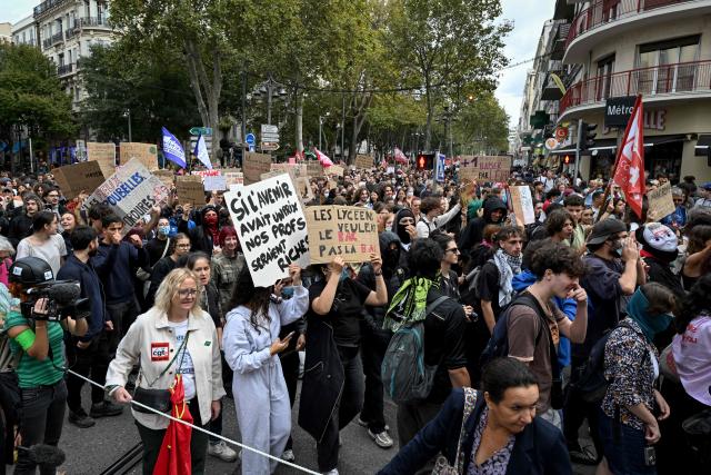People take part in a demonstration part of a nationwide day of actions called by high-school students unions who for days have been demanding better learning conditions in protests punctuated by violent confrontations, in Marseille on October 8, 2026. Since late September, pupils have barred the entrances to hundreds of schools, complaining of teacher absences, overloaded timetables, dilapidated classrooms and buildings ill-adapted to rising temperatures, among other grievances. (Photo by Miguel MEDINA / AFP)