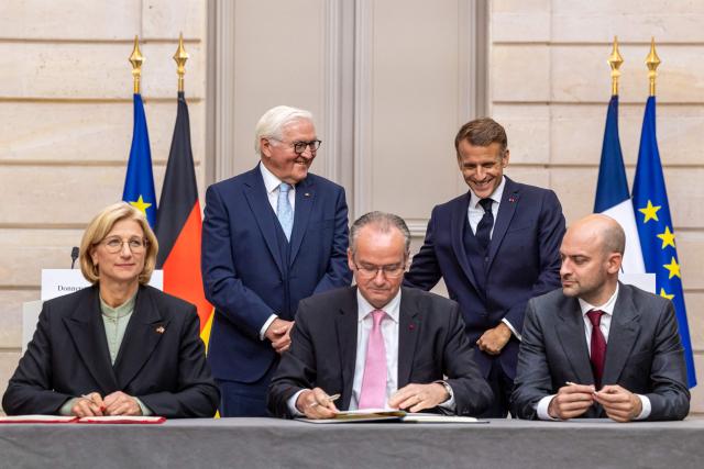 French President Emmanuel Macron (2nd R) and German President Frank-Walter Steinmeier (2-L) watch as Saarland's State Premier Anke Rehlinger (L), German Minister of State for Europe Gunther Krichbaum (C) and French Minister for Europe and Foreign Affairs Jean-Noel Barrot (R) sign agreements during a signing ceremony at the Elysee Palace in Paris, on October 8, 2026. The German president is on a two-day state visit to France. (Photo by Christophe PETIT TESSON / POOL / AFP)