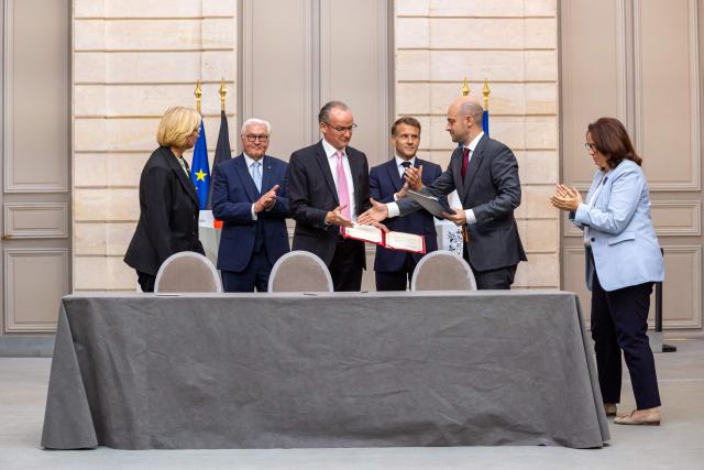 French President Emmanuel Macron (3rd R) and German President Frank-Walter Steinmeier (2-L) applaud as Saarland's State Premier Anke Rehlinger (L), German Minister of State for Europe Gunther Krichbaum (3rd L), French Minister for Europe and Foreign Affairs Jean-Noel Barrot (2nd R) and French Minister of Sports, Youth and Community Life Marina Ferrari (R) attend an agreements signing ceremony at the Elysee Palace in Paris, on October 8, 2026. The German president is on a two-day state visit to France. (Photo by Christophe PETIT TESSON / POOL / AFP)