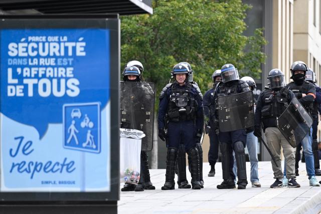 French police officers stand in a street during a student demonstration in Nancy, eastern France, on October 8, 2026, as part of a nationwide protest movement over learning conditions. Since late September, pupils have barred the entrances to hundreds of schools, complaining of teacher absences, overloaded timetables, dilapidated classrooms and buildings ill-adapted to rising temperatures, among other grievances. (Photo by Jean-Christophe VERHAEGEN / AFP)