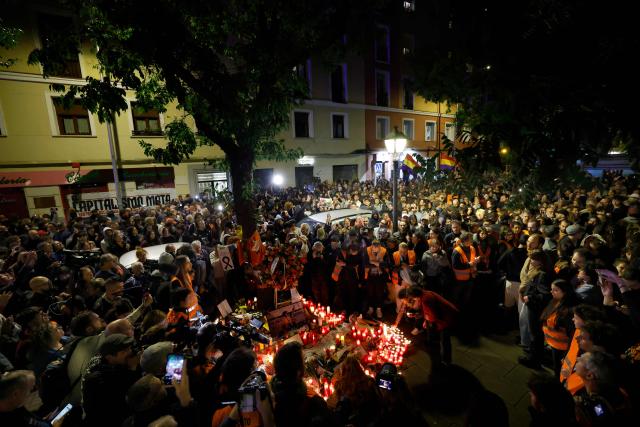 TOPSHOT - Protesters gather to pay tribute to Maricarmen Abascal in front of her apartment, the 87-year-old pensioner whose eviction triggered nationwide protests over Spain's chronic housing crisis and a political debate that culminated in early elections, during a demonstration in Madrid on October 8, 2026. Abascal became a symbol of Spain's housing market on September 23 when she was evicted from her life-long Madrid home on a stretcher after the real estate firm that owned the apartment drastically hiked the rent. (Photo by Oscar DEL POZO / AFP)