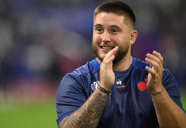 (FILES) France's loosehead prop Cyril Baille applauds the crowd as he celebrates France's victory at the end of the France 2023 Rugby World Cup Pool A match between France and Namibia at the Stade de Velodrome in Marseille, southern France on September 21, 2023. France international loosehead prop Cyril Baille will join Bayonne on a two-year deal after his Toulouse contract expires in June, the Basque club announced on October 9, 2026. The 33-year-old, who came through Toulouse's academy after joining the club in 2009, made nearly 250 appearances for the French champions, winning six Top 14 titles and two Champions Cups. (Photo by NICOLAS TUCAT / AFP)