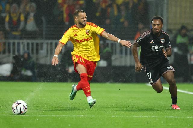 Lens' French defender #24 Jonathan Gradit (L) vies for the ball with Lyon's Belgian forward #17 Lois Openda (R)  during the French L1 football match between RC Lens and Olympique Lyonnais (OL) at the Stade Bollaert-Delelis in Lens, northern France, on October 9, 2026. (Photo by Sameer AL-DOUMY / AFP)