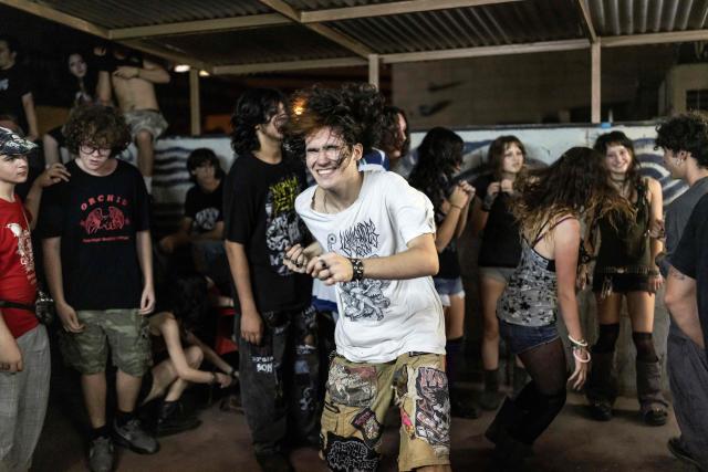 This photo taken on October 1, 2026 shows Israeli youth attending a punk concert in Tel Aviv. Israel heads to the polls on October 27 in its first election since the October 7, 2023 Hamas-led attack, in what is seen as a referendum on Israel's Prime Minister Benjamin Netanyahu. Roughly 550,000 Israelis aged between 18 and 22 will be voting for the first time in October, according to Israel's Channel 12. In a recent poll commissioned by the channel, 74 percent of first-time voters described their policy views as right or centre-right -- an even higher share than the broadly right-leaning public at large. (Photo by Ilia YEFIMOVICH / AFP) / To go with 'ISRAEL-VOTE-YOUTH-PALESTINIANS-CONFLICT, REPORTAGE' by Alice Chancellor