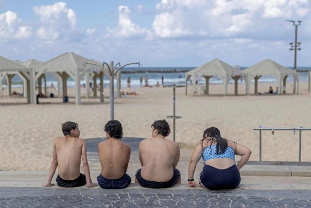 This photo taken on September 29, 2026 shows Israeli youth sitting by the beach in Tel Aviv. Israel heads to the polls on October 27 in its first election since the October 7, 2023 Hamas-led attack, in what is seen as a referendum on Israel's Prime Minister Benjamin Netanyahu. Roughly 550,000 Israelis aged between 18 and 22 will be voting for the first time in October, according to Israel's Channel 12. In a recent poll commissioned by the channel, 74 percent of first-time voters described their policy views as right or centre-right -- an even higher share than the broadly right-leaning public at large. (Photo by Ilia YEFIMOVICH / AFP) / To go with 'ISRAEL-VOTE-YOUTH-PALESTINIANS-CONFLICT, REPORTAGE' by Alice Chancellor