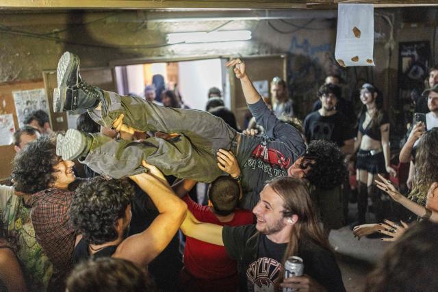 This photo taken on October 1, 2026 shows Israeli youth attending a punk concert in Tel Aviv. Israel heads to the polls on October 27 in its first election since the October 7, 2023 Hamas-led attack, in what is seen as a referendum on Israel's Prime Minister Benjamin Netanyahu. Roughly 550,000 Israelis aged between 18 and 22 will be voting for the first time in October, according to Israel's Channel 12. In a recent poll commissioned by the channel, 74 percent of first-time voters described their policy views as right or centre-right -- an even higher share than the broadly right-leaning public at large. (Photo by Ilia YEFIMOVICH / AFP) / To go with 'ISRAEL-VOTE-YOUTH-PALESTINIANS-CONFLICT, REPORTAGE' by Alice Chancellor