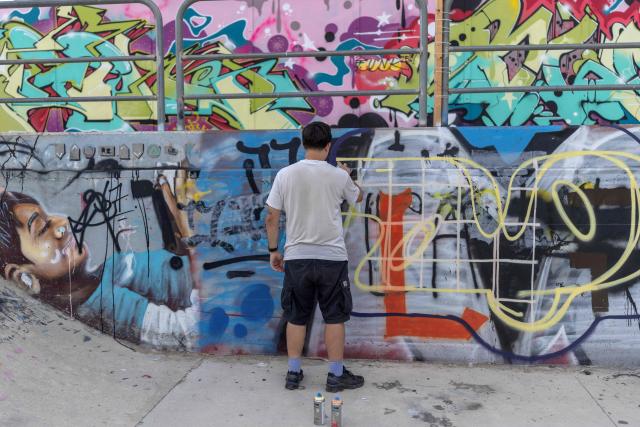 This photo taken on September 29, 2026 shows an Israeli youth making a graffiti at a skatepark in Tel Aviv. Israel heads to the polls on October 27 in its first election since the October 7, 2023 Hamas-led attack, in what is seen as a referendum on Israel's Prime Minister Benjamin Netanyahu. Roughly 550,000 Israelis aged between 18 and 22 will be voting for the first time in October, according to Israel's Channel 12. In a recent poll commissioned by the channel, 74 percent of first-time voters described their policy views as right or centre-right -- an even higher share than the broadly right-leaning public at large. (Photo by Ilia YEFIMOVICH / AFP) / To go with 'ISRAEL-VOTE-YOUTH-PALESTINIANS-CONFLICT, REPORTAGE' by Alice Chancellor