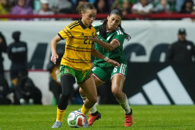 Solai Jamaica’s forward Solai Washington and Mexico's defender #6 Reyna Reyes fight for the ball during the women's international friendly football match between Mexico and Jamaica at Victoria stadium in Aguascalientes, Mexico, on October 9, 2026.  (Photo by Mario ARMAS / AFP)