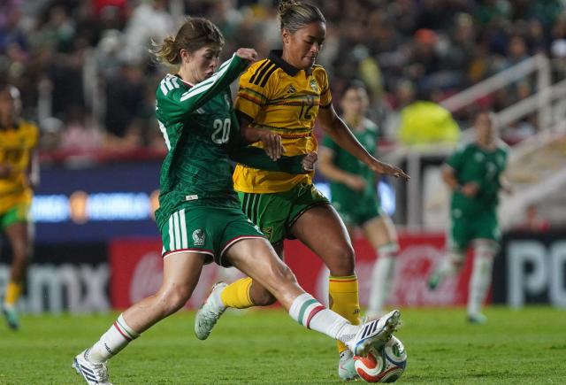 Mexico's defender #20 Nicki Hernandez and Jamaica’s midfielder #12 Kiki Van Zanten during the women's international friendly football match between Mexico and Jamaica at Victoria stadium in Aguascalientes, Mexico, on October 9, 2026. (Photo by Mario ARMAS / AFP)