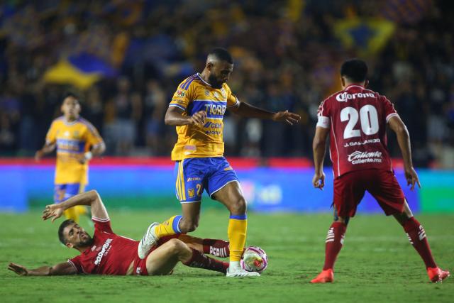 Toluca's Portuguese forward #26 Paulinho and Tigres' Brazilian defender #28 Joaquim Henrique fight for the ball during the Liga MX Apertura tournament football match between Tigres and Toluca at Universitario de la UANL stadium in San Nicolas de los Garza, Nuevo Leon state, Mexico, on October 9, 2026. AMARILLLO 28. ROJO 26 (Photo by Julio Cesar AGUILAR / AFP)