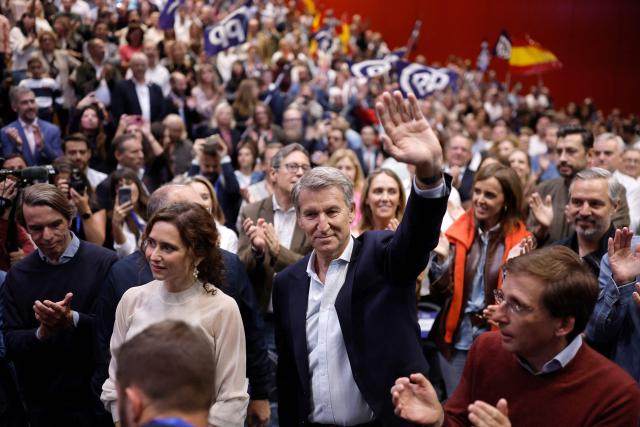 Spain's opposition Partido Popular (PP) party's leader Alberto Nunez Feijoo (C), flanked by Regional President of Madrid Isabel Diaz Ayuso, Spain's former Prime Minister Jose Maria Aznar (L) and Madrid's Mayor Jose Luis Martinez Almeida (R), waves as he arrives to a campaign rally in Madrid on October 10, 2026. Spain's Prime Minister called a snap election for November 29, after parliament rejected housing relief measures proposed by his minority government amid nationwide protests. The defeat was just the latest political setback for one of the few left-leaning government leaders still in power in Europe. (Photo by Oscar DEL POZO / AFP)