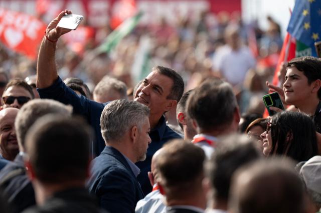 Spain's Prime Minister Pedro Sanchez poses for pictures as he arrives to a pre-campaign rally of the Spanish Socialist Party (PSOE) in Dos Hermanas, near Seville, on October 10, 2026 ahead of the November 29 early legislative elections. Spain's Prime Minister Pedro Sanchez called on left-wing voters to mobilise against the right and far right in the early legislative elections on November 29. (Photo by JORGE GUERRERO / AFP)