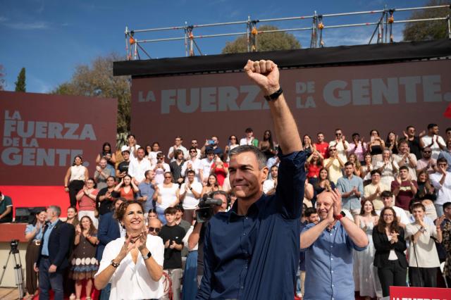 Spain's Prime Minister Pedro Sanchez gestures as he arrives to a pre-campaign rally of the Spanish Socialist Party (PSOE) in Dos Hermanas, near Seville, on October 10, 2026 ahead of the November 29 early legislative elections. Spain's Prime Minister Pedro Sanchez called on left-wing voters to mobilise against the right and far right in the early legislative elections on November 29. (Photo by JORGE GUERRERO / AFP)