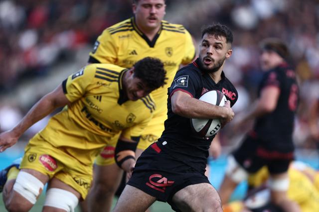 Lyon's French full-back Gabin Lorre (R) runs with the ball during the French Top 14 rugby union match between LOU Rugby and Stade Rochelais (La Rochelle) at the Gerland Stadium in Lyon, on October 10, 2026. (Photo by Alex MARTIN / AFP)