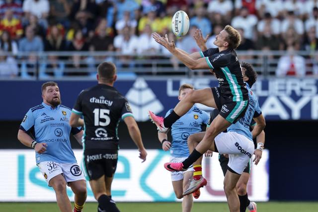 Vannes' French wing Nathanael Hulleu (top) grabs the ball during the French Top14 rugby union match between USA Perpignan and RC Vannes at the Aime-Giral stadium in Perpignan, south-western France on October 10, 2026. (Photo by Valentine CHAPUIS / AFP)