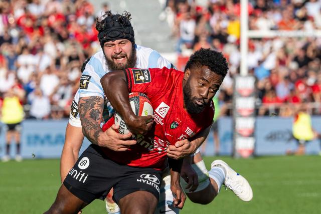 Toulon's Fijian wing Setariki Tuicuvu is tackled by Racing 92's French lock Thomas Lainault during the French Top 14 rugby union match between RC Toulon and Racing 92 at the Stade Mayol in Toulon, on October 10, 2026. (Photo by Miguel MEDINA / AFP)