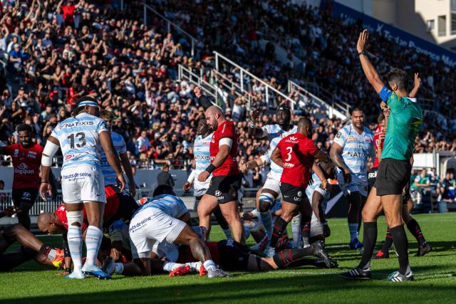 Toulon's players score a try during the French Top 14 rugby union match between RC Toulon and Racing 92 at the Stade Mayol in Toulon, on October 10, 2026. (Photo by Miguel MEDINA / AFP)
