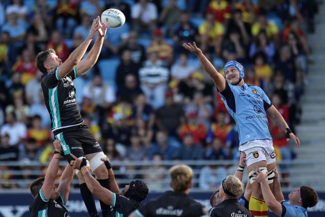 Vannes' French flanker Simon Augry (L) grabs the ball in a line out during the French Top14 rugby union match between USA Perpignan and RC Vannes at the Aime-Giral stadium in Perpignan, south-western France on October 10, 2026. (Photo by Valentine CHAPUIS / AFP)