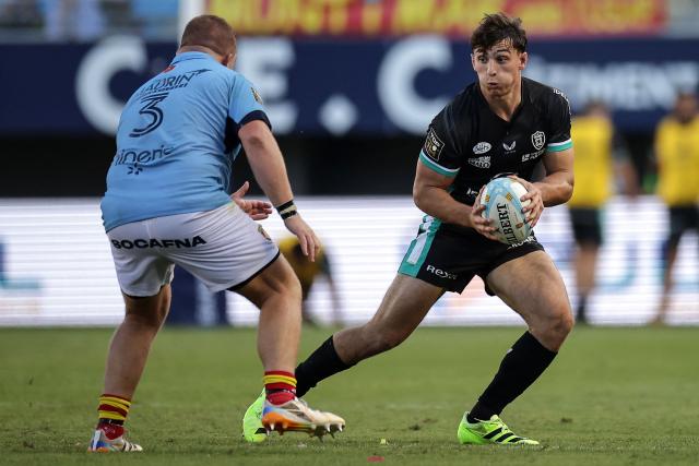 Vannes' French centre Robin Taccola (R) runs with the ball during the French Top14 rugby union match between USA Perpignan and RC Vannes at the Aime-Giral stadium in Perpignan, south-western France on October 10, 2026. (Photo by Valentine CHAPUIS / AFP)