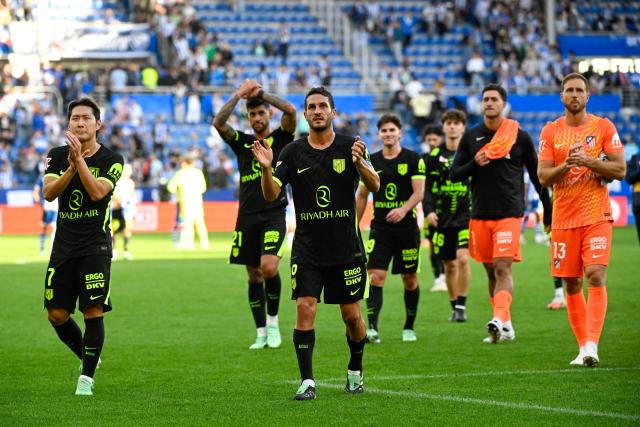 Atletico Madrid's Spanish midfielder #06 Koke (C) and Atletico Madrid's South Korean midfielder #07 Kang-In Lee (L) along with others react after the Spanish league football match between Deportivo Alaves and Club Atletico de Madrid at Mendizorroza Stadium in Vitoria on October 10, 2026. Atletico Madrid won 1-2. (Photo by ANDER GILLENEA / AFP)